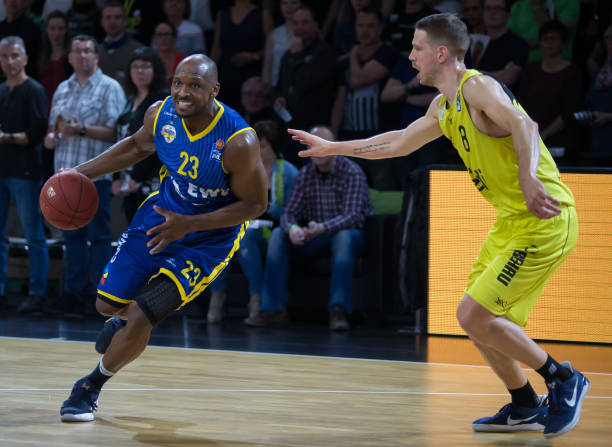 根据知名足 根据知名足